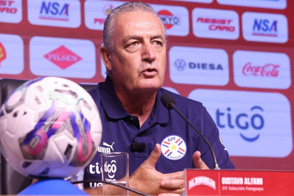 RECORD DATE NOT STATED Gustavo Alfaro se puso por primera vez la camiseta de la seleccion de Paraguay. El tà cnico tien
