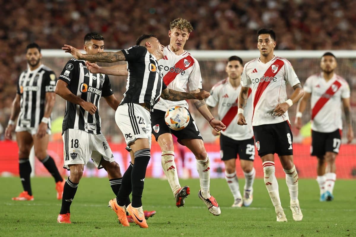 Atletico Mineiro™s midfielder Renzo Saravia (3rd-L) vies for the ball with River Plate s forward Facundo Colidio (C) dur