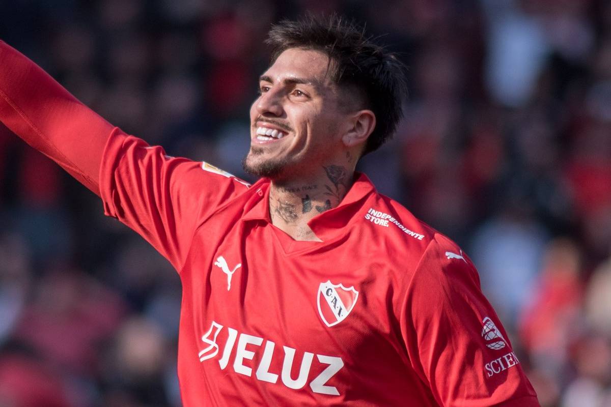 Kevin Lomónaco festejando un gol en Independiente