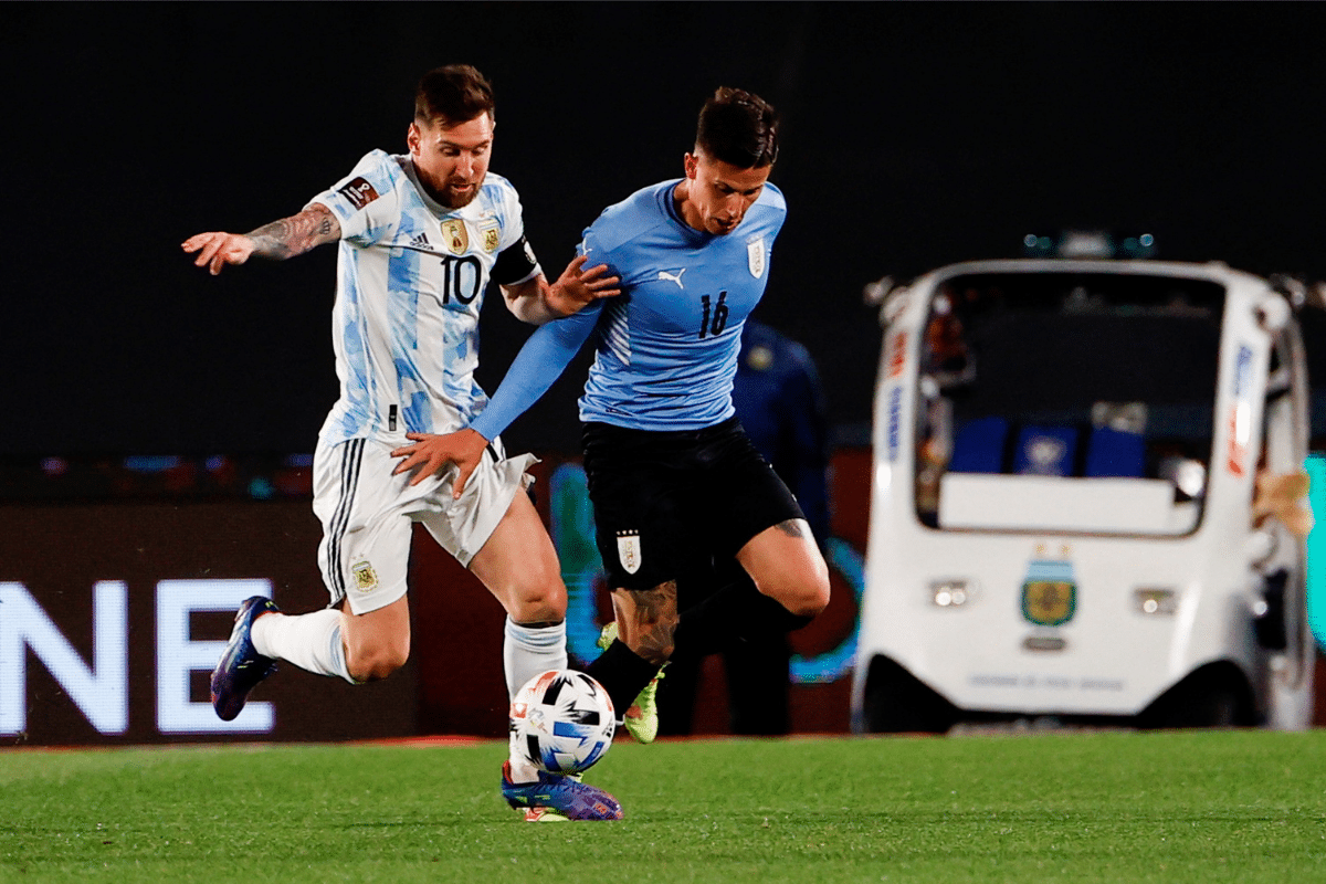 Brian Rodríguez, deseo de Boca, peleando con Lionel Messi en una pelota dividida