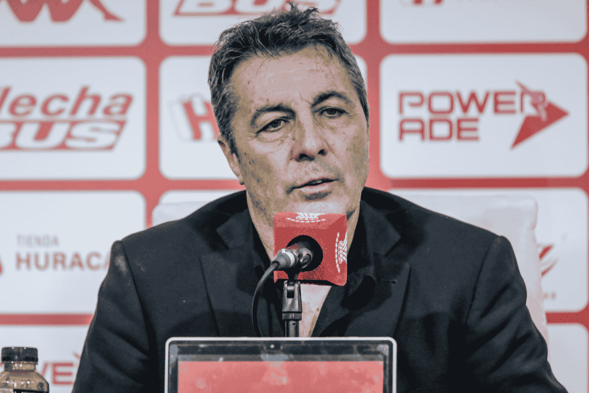 Mercado de pases Huracán: Frank Kudelka encendió las alarmas en el Globo tras la derrota contra Vélez