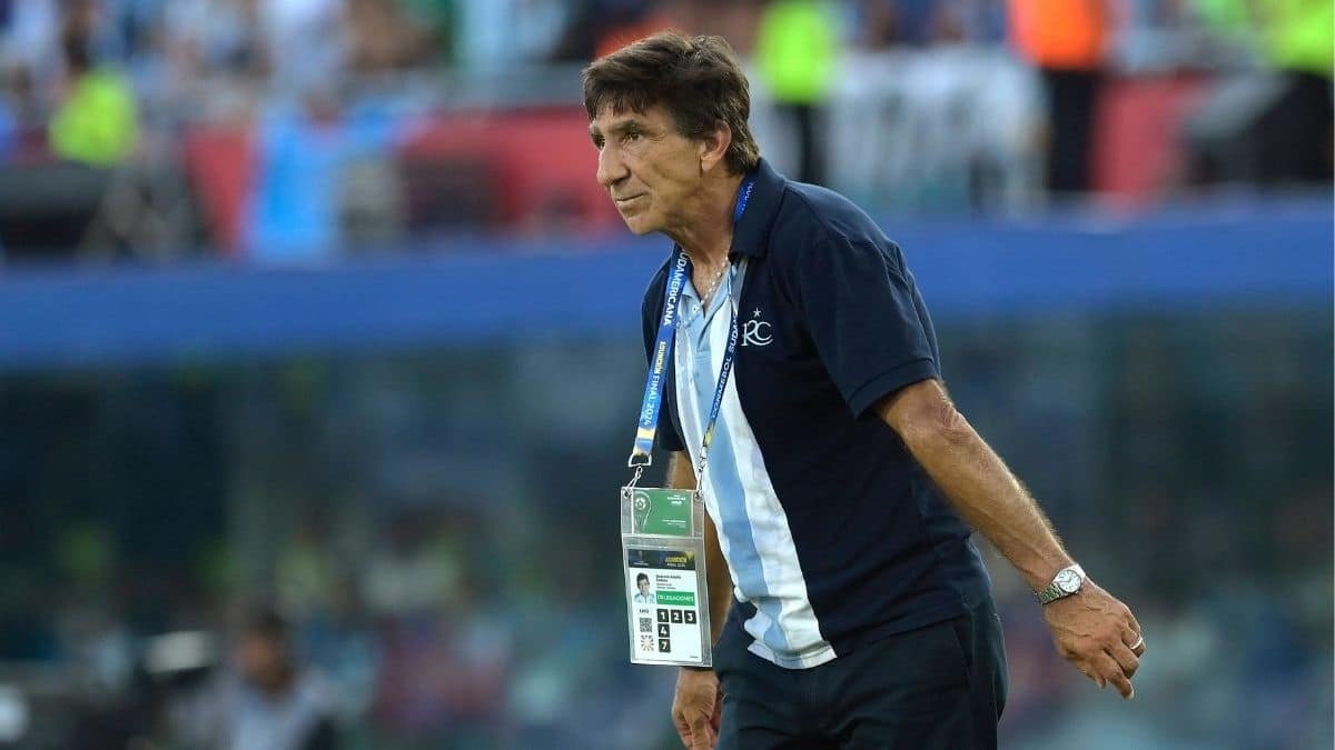 Mercado de pases Racing: la Academia negocia con Vélez por un jugador del plantel