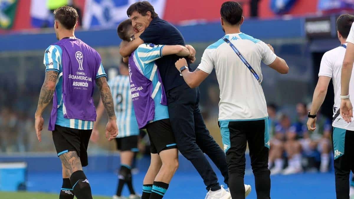 Refuerzos Racing: Milito se lleva a un lateral de Newell’s y Costas suma variantes