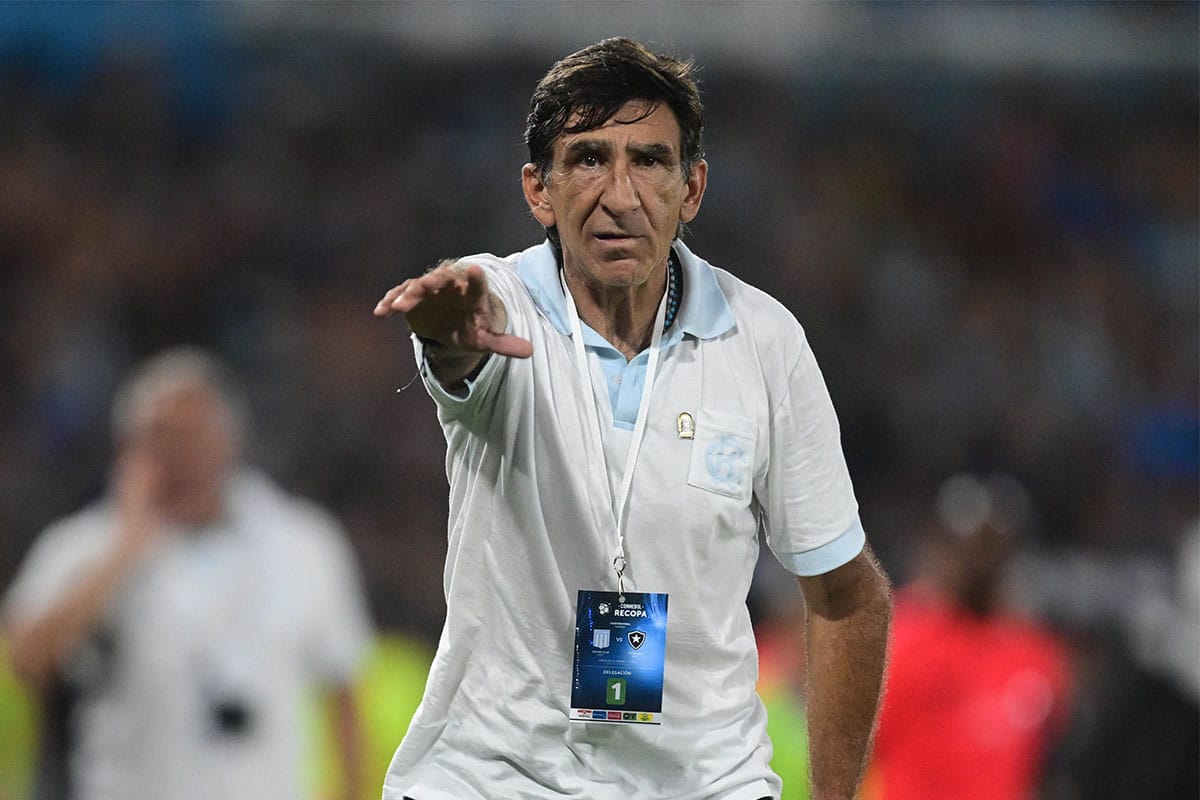 Racing comenzó a negociar por una de las prioridades de Costas, pero queda un tema clave por resolver