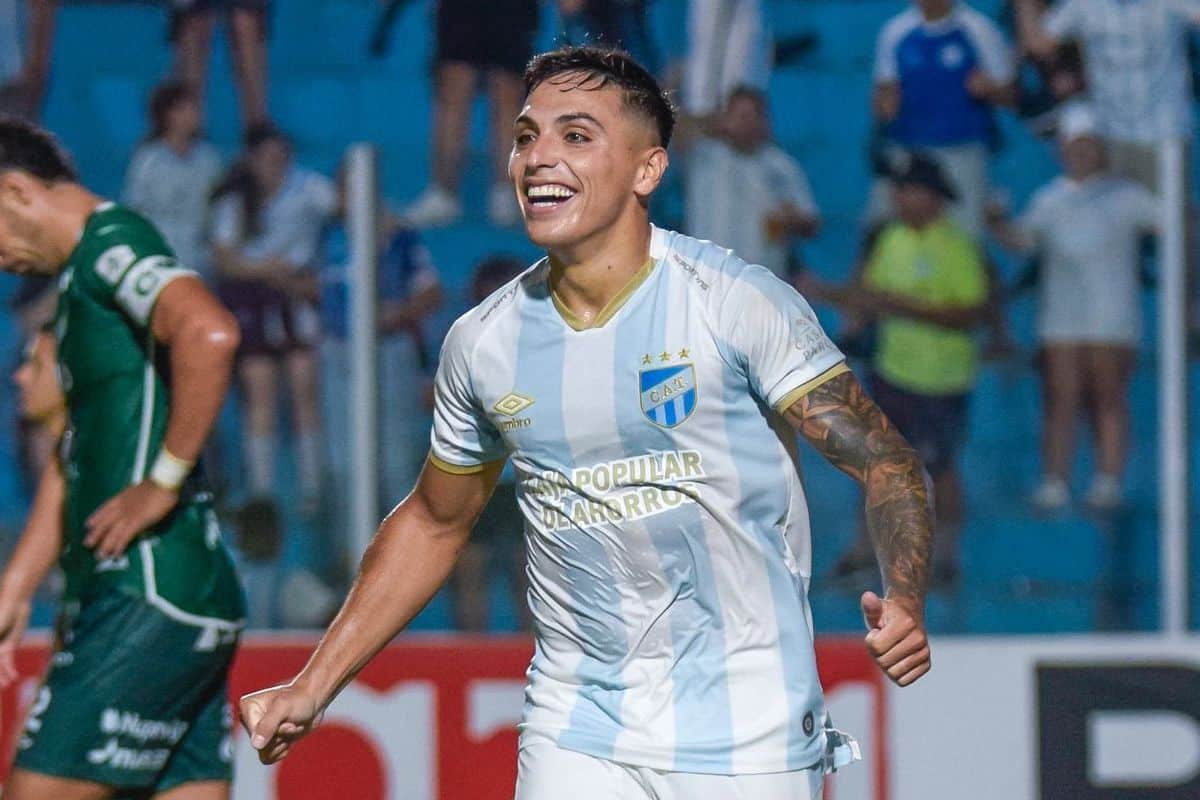 ¿Quién es Mateo Coronel, el volante de Atlético Tucumán que arrancó con el pie derecho en la Era Pusineri?