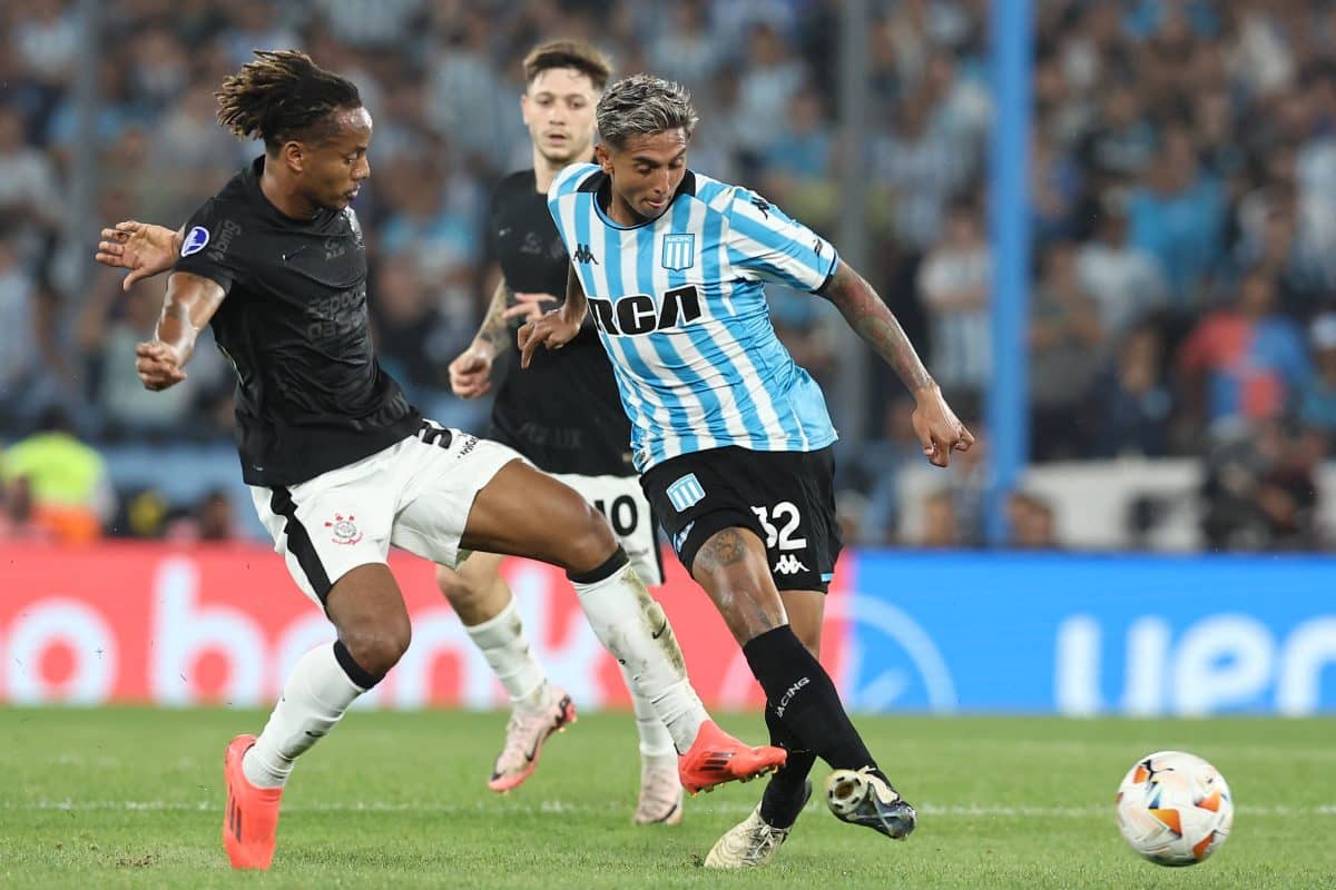 Argentina™s Racing Club midfielder Agustin Almendra (R) and Corinthian s Peruvian forward Andre Carrillo vie for the bal