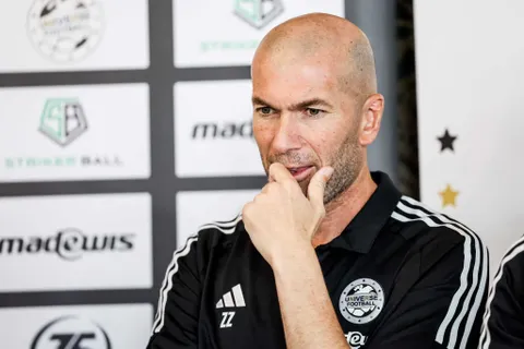 ¿Premier League o Bundesliga? Zinedine Zidane decide su futuro entre dos gigantes europeos