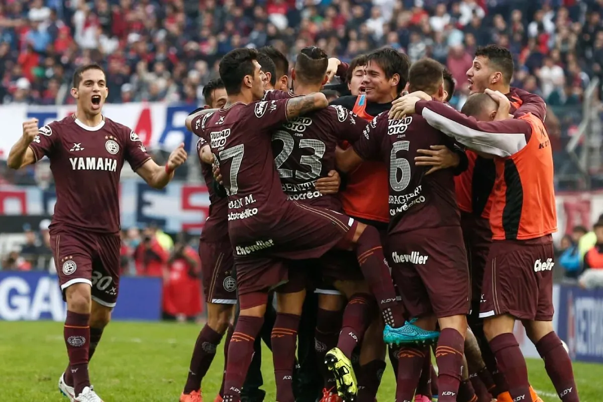 Todo Lanús festeja: golearon 4-0 a San Lorenzo y fueron campeones del torneo