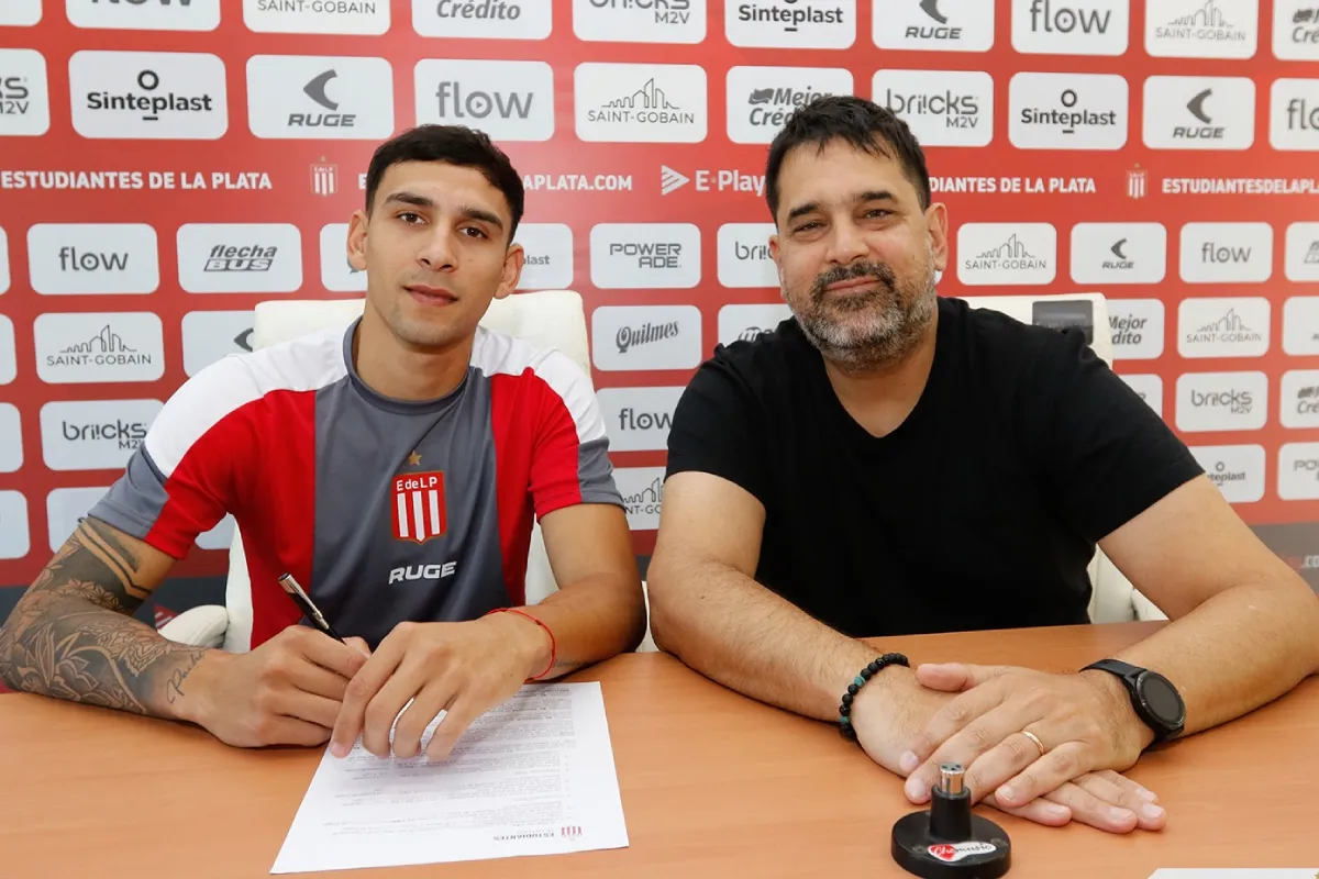 Eric Meza firmando su contrato con Estudiantes