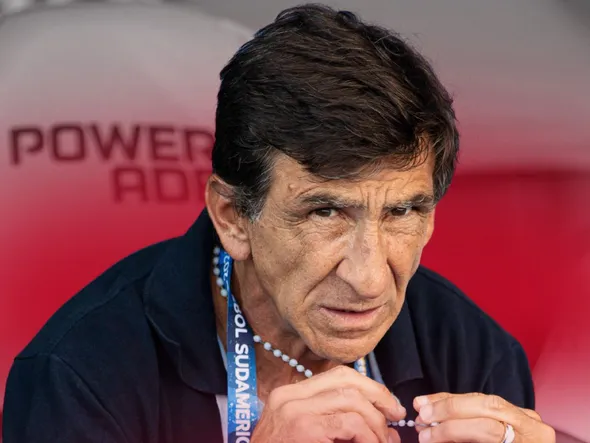 Costas toma una inesperada decisión: los 4 puestos que prioriza Racing en el mercado de pases