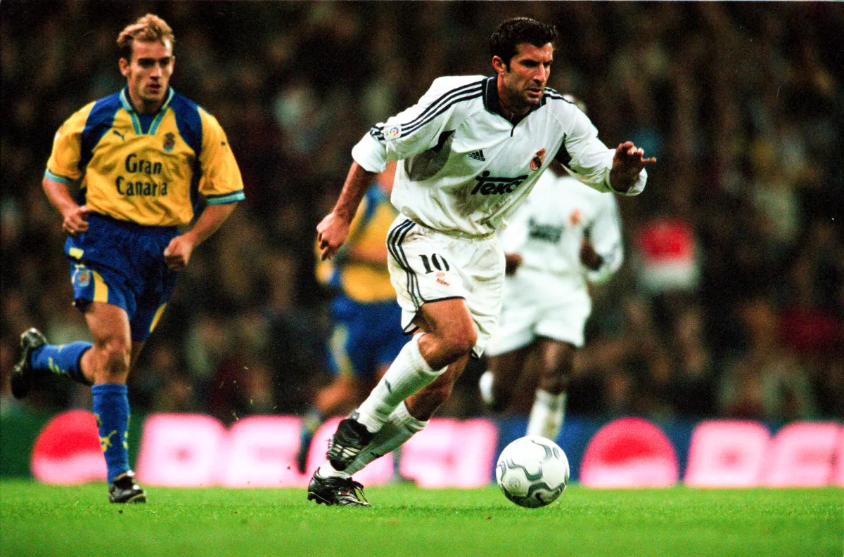Luis Figo con la camiseta del Real Madrid después del escándalo de su fichaje