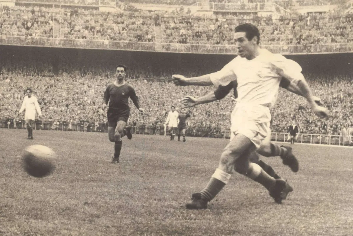 El jugador del Real Madrid Paco Gento se lleva el balon en el partido de Liga ante el Barcelona en la temporada 54-55.