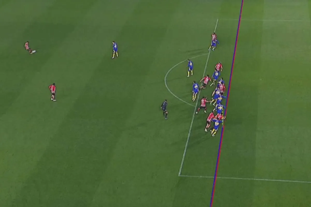 El offside de Federico Fernández en la previa del 2-1 de Estudiantes sobre Boca