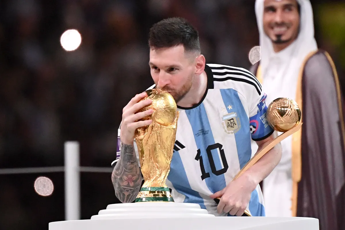 Lionel Messi besa el trofeo más preciado del mundo