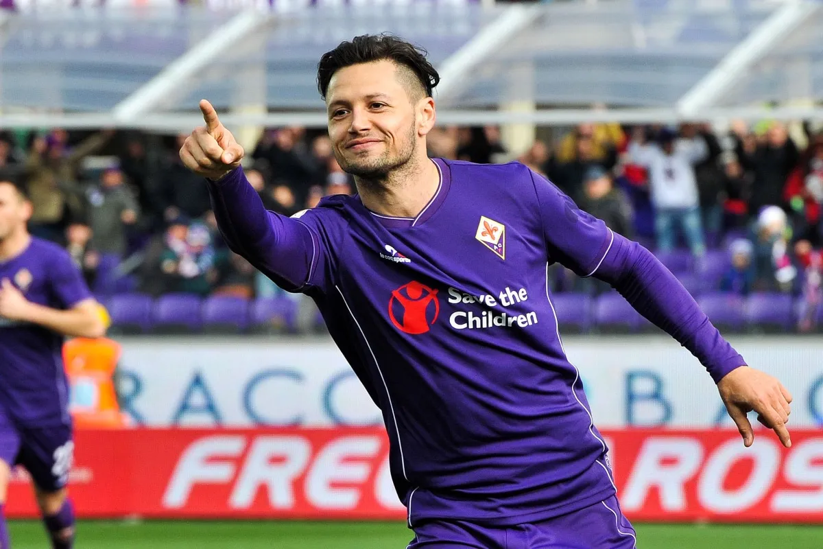 Mauro Zárate cuando jugaba en Fiorentina de Italia