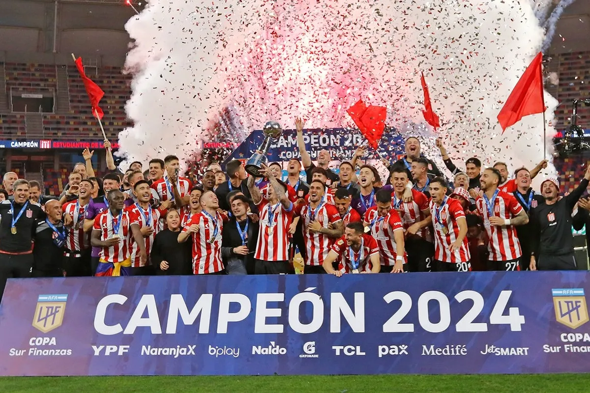 Estudiantes, campeón de la Copa de la Liga 2024, alcanzó las 16 estrellas