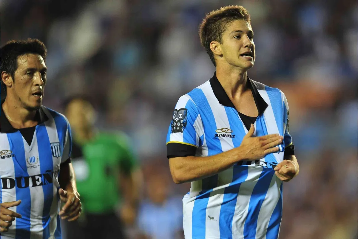 Luciano Vietto festejando un gol en Racing