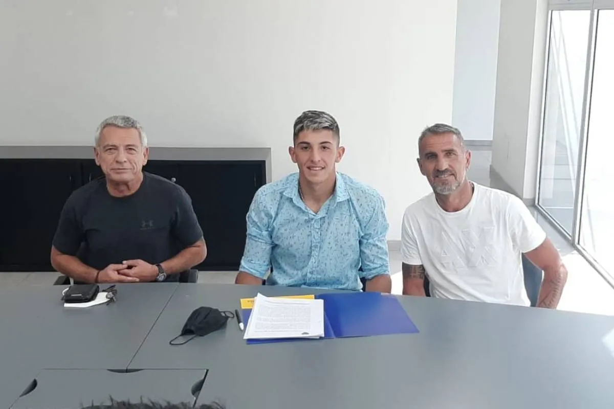 Leandro Brey firmando su primer contrato en Boca