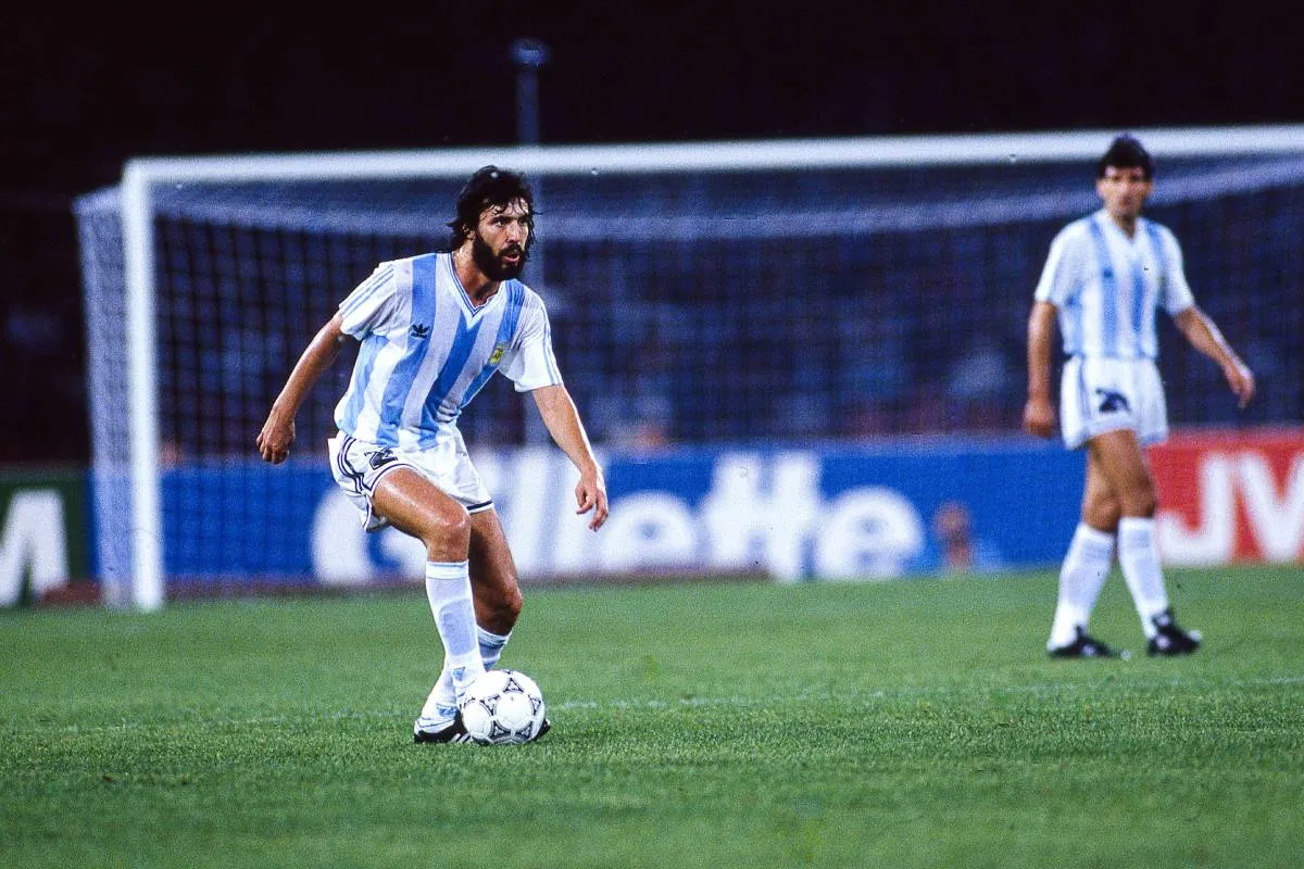 Sergio Batista, surgido en Parque, jugando para la Selección Argentina