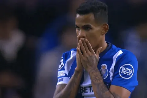 No fue gol de milagro: La situación clarísima que se perdió Porto contra Arsenal