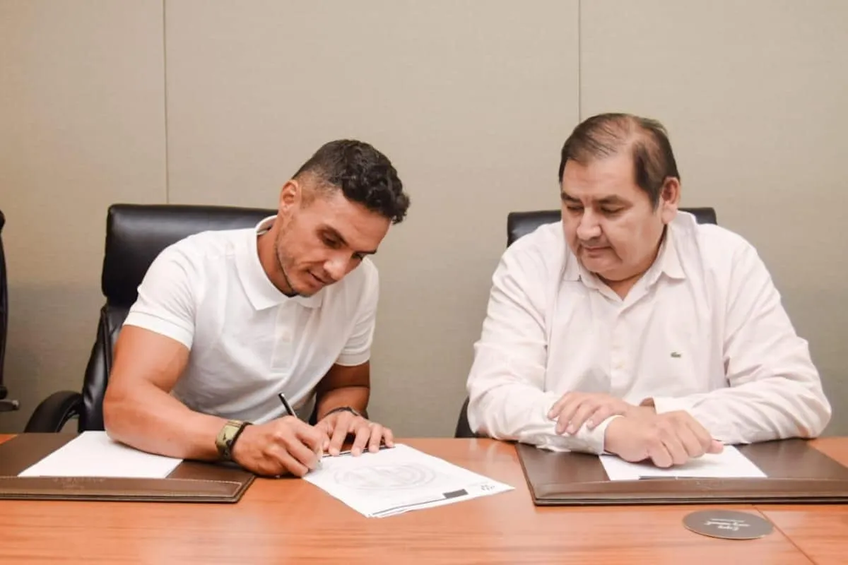Lucas González Vélez firmando contrato con Central Córdoba 