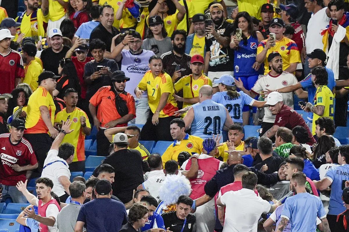 Las hinchadas de Uruguay y Colombia se cruzaron en la Copa América