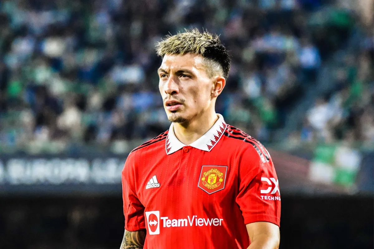 Lisandro Martínez con la camiseta de Manchester United