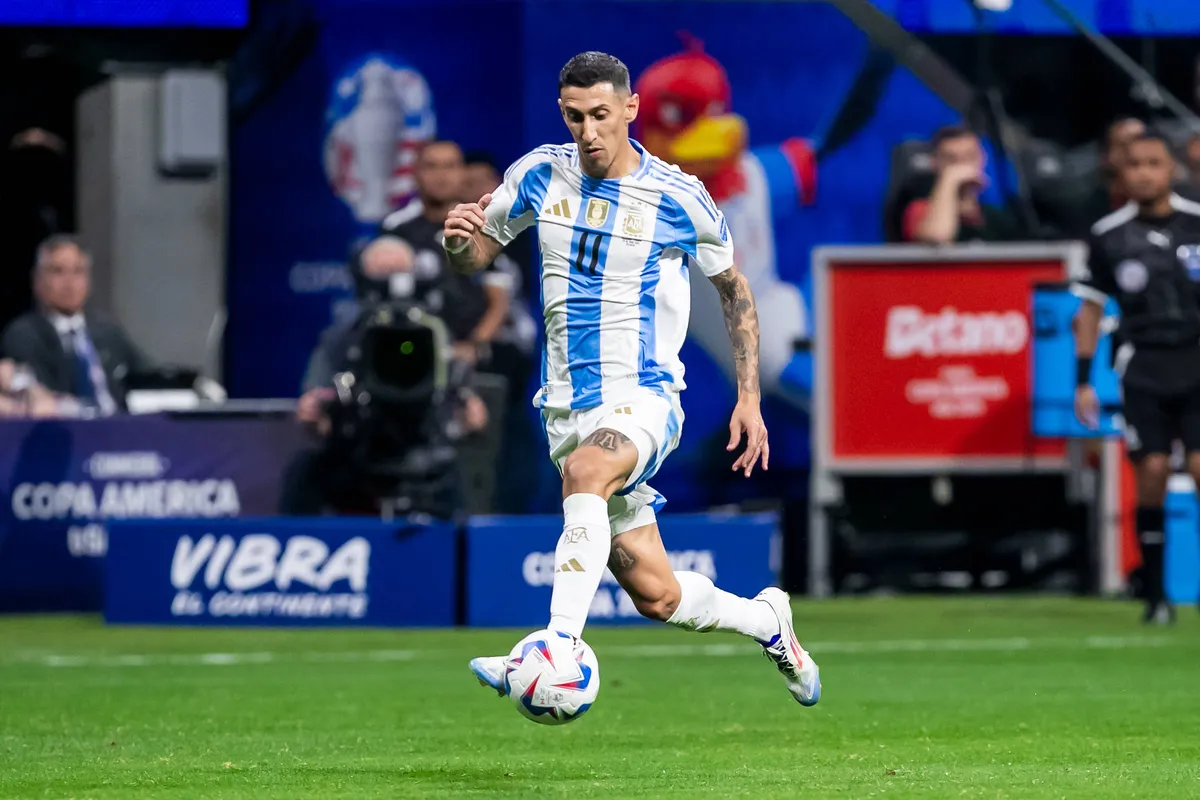 ATLANTA, GA – JUNE 20: Argentina forward Ãngel Di Maria (11) brings the ball upfield during the Copa America match betw