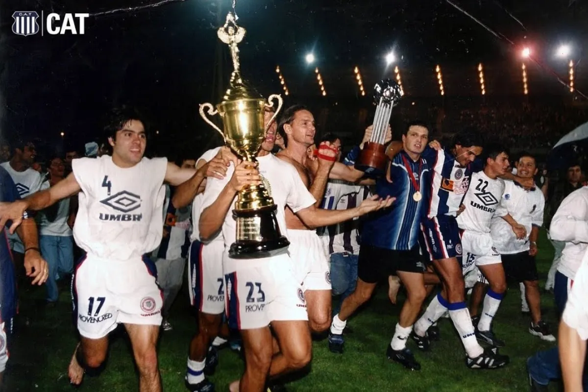 Talleres festejando el título de la Copa Conmebol 1999