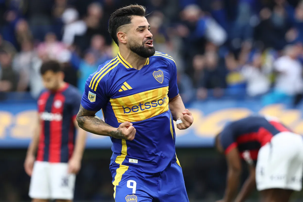 Boca Juniors forward Milton Gimenez celebrates after scoring the team™s first goal against San Lorenzo during the Argent