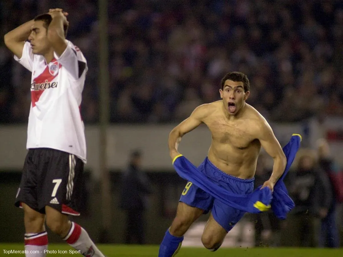 Carlos Tévez festejando un gol emblemático e inolvidable en la Libetadores 2004 ante River Plate