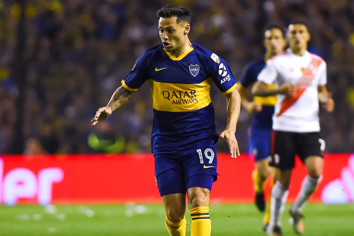 Mauro Zárate con la camiseta de Boca