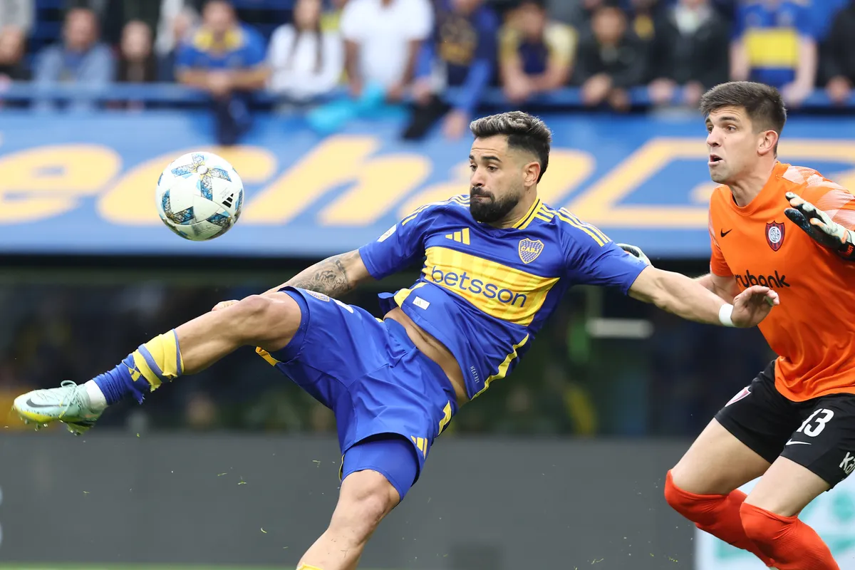 Boca Juniors forward Milton Gimenez (L) shots to score the team™s first goal against San Lorenzo during the Argentine Pr