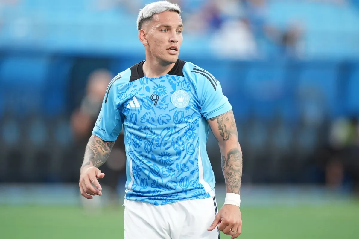 Enzo Copetti con la camiseta de Charlotte FC