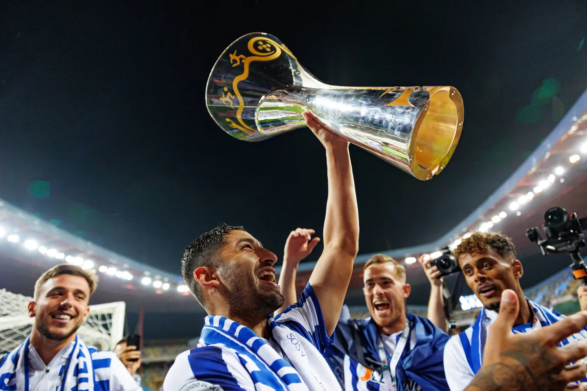 Alan Varela festejando un título con Porto