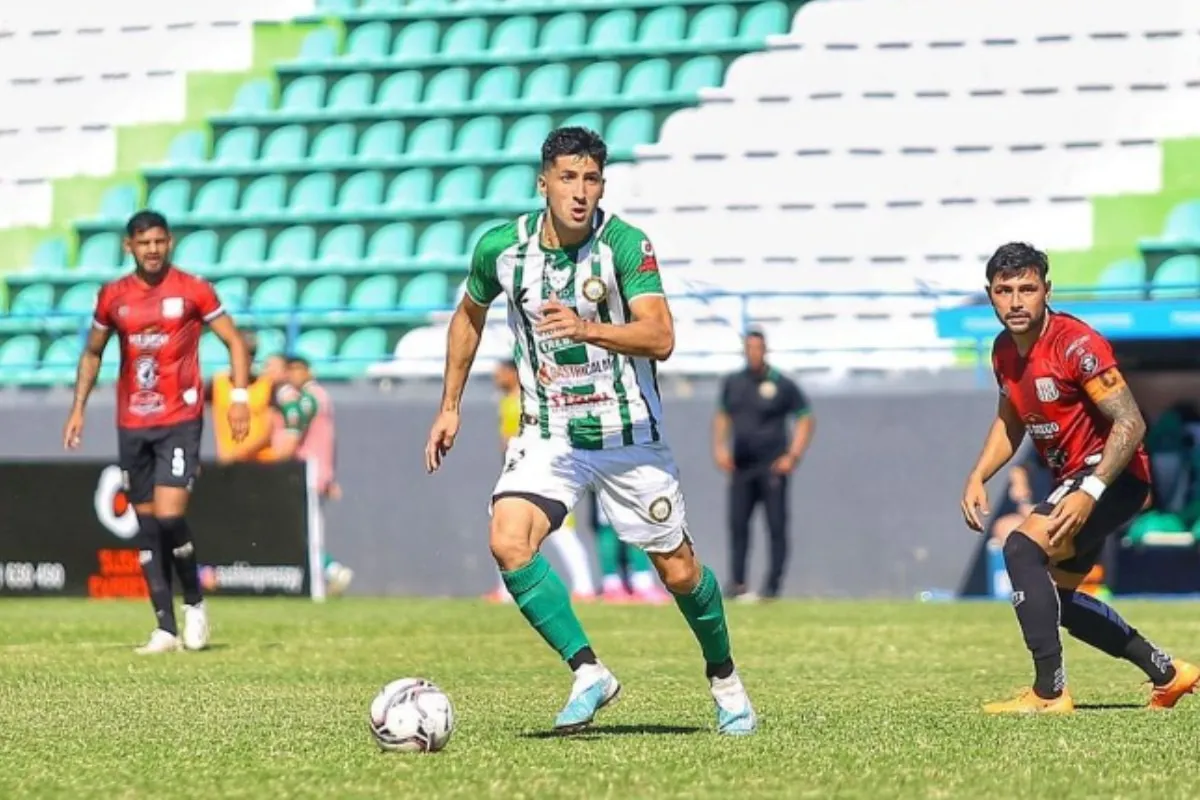 Maxi Zelaya con la camiseta de Rubio Ñú