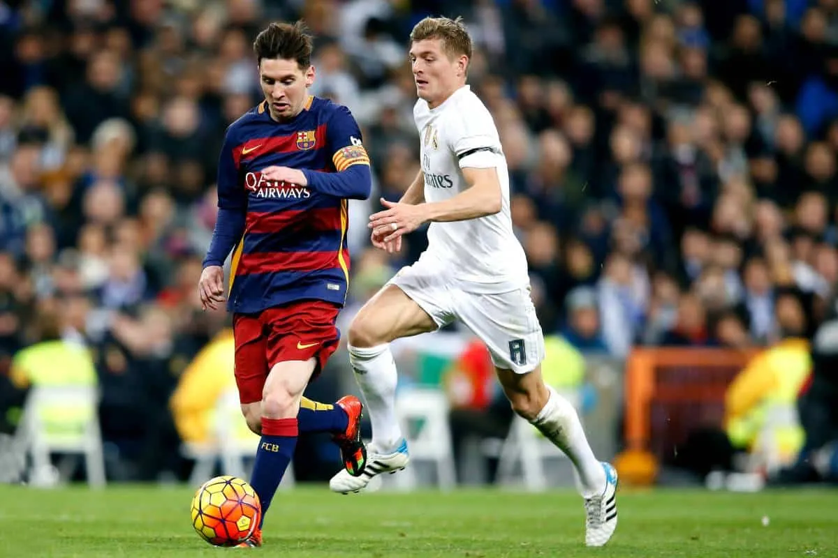 Tony Kroos corriendo de atrás a Lionel Messi