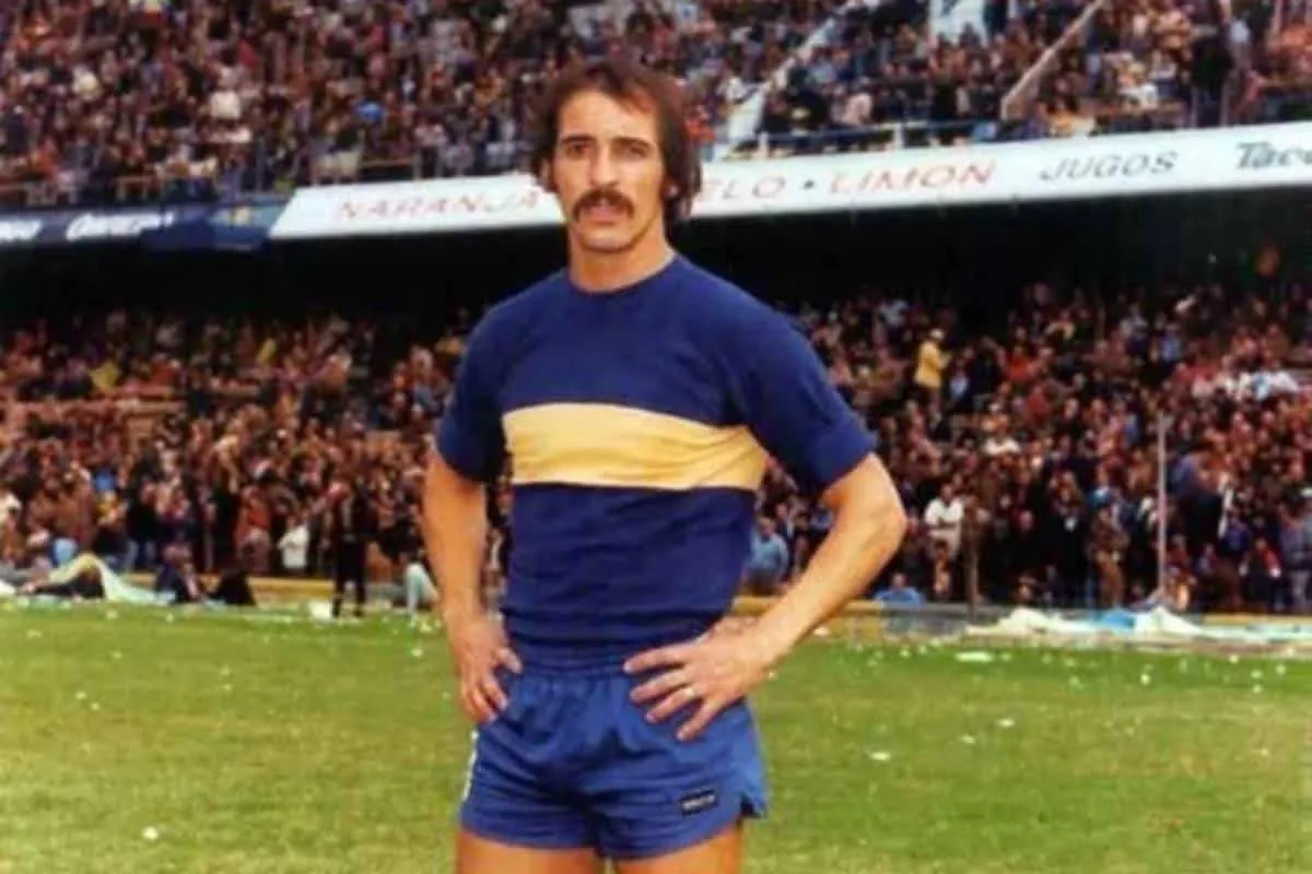 Vicente Pernía posando con los colores de Boca Juniors
