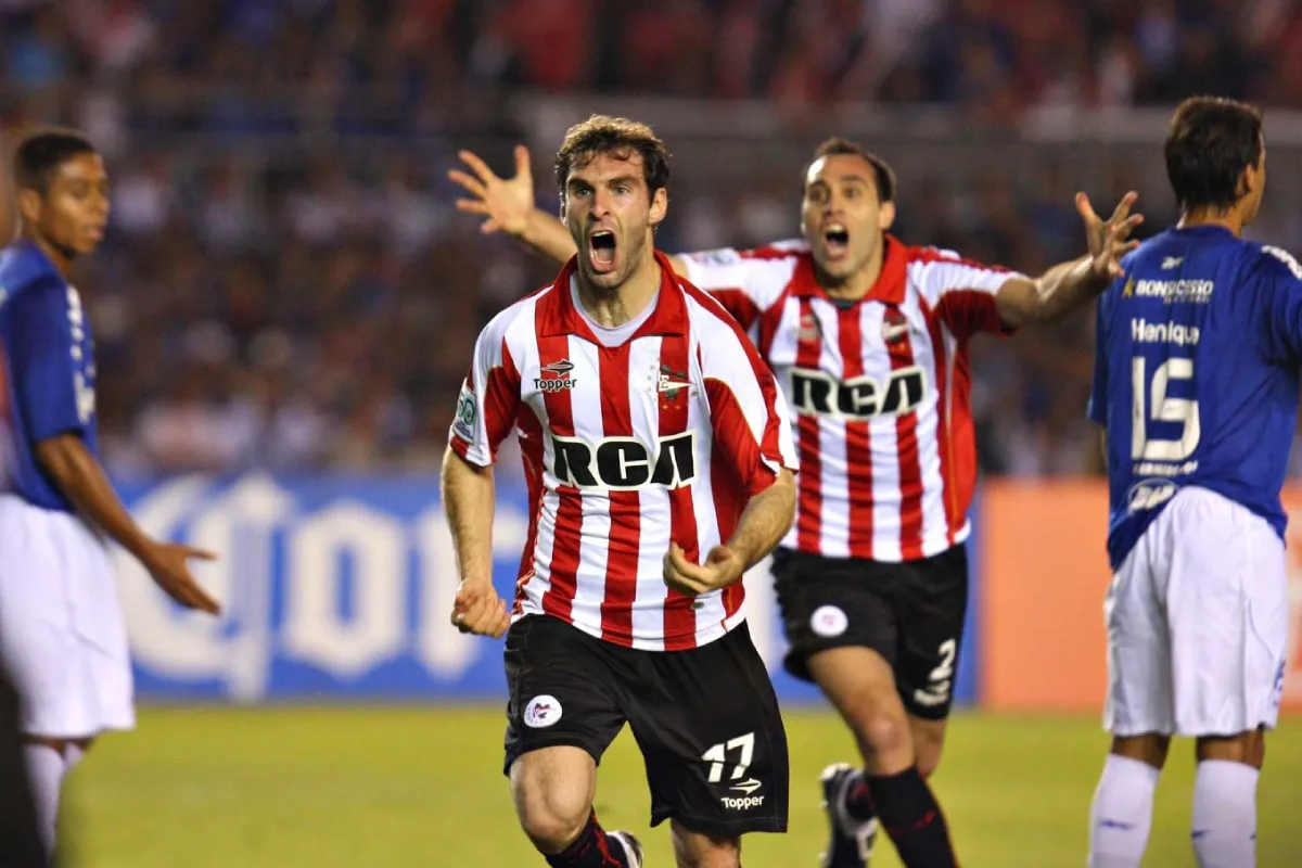 Mauro Boselli festejando un gol ante Cruzeiro en la Libertadores 2009