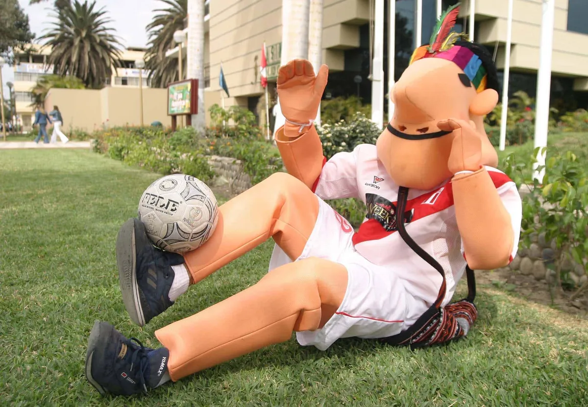 ? 16.- CHICLAYO, PERU.- FUTBOL-SOCCER-MASCOTA.- ASPECTO DE LA MASCOTA CHASQUI, DE LA COPA AMERICA, QUE SE REALIZA EN EST