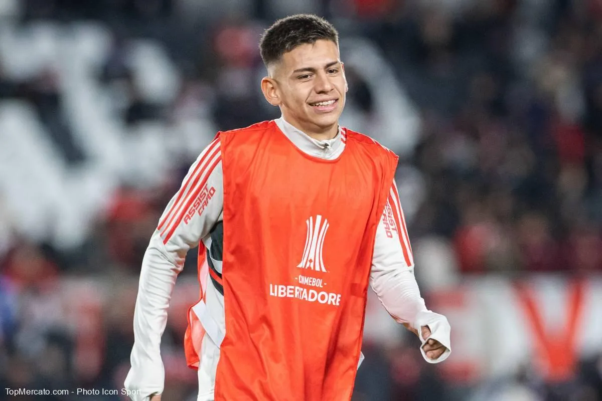 Claudio Echeverri con la camiseta de River Plate