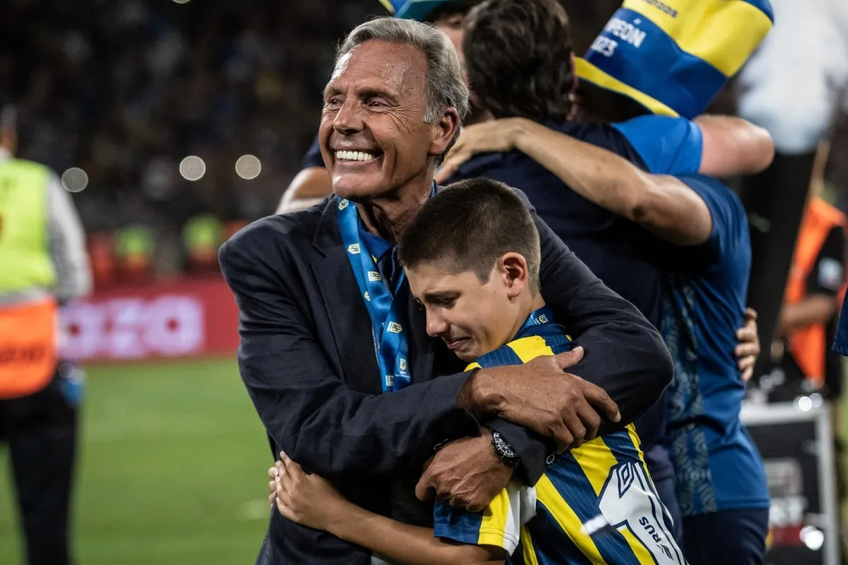 Miguel Ángel Russo, festejando el título de Rosario Central en diciembre de 2023