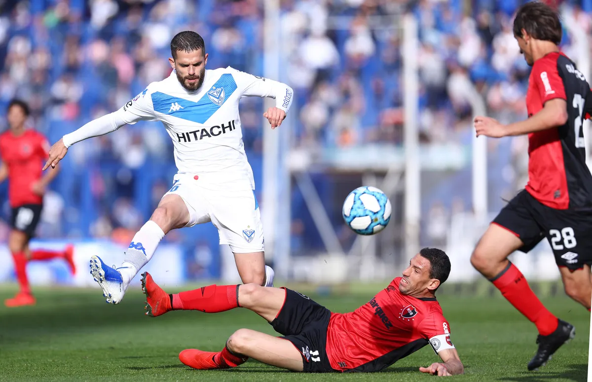 Fernando Gago marcado por Maxi Rodriguez. Velez vs Newells. Fecha 4 Copa Superliga. 24/8/2019 *** Fernando Gago scored b