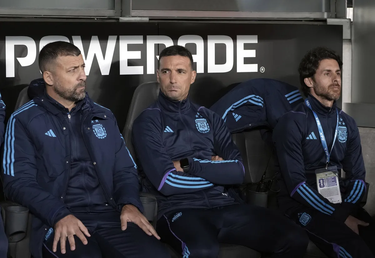 Walter Samuel, Lionel Scaloni y Pablo Aimar (cuerpo tecnico de la Seleccion Argentina) – Argentina vs Paraguay – Elimina