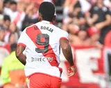¿Fue penal? El empujón de Blanco a Borja en el superclásico que generó polémica