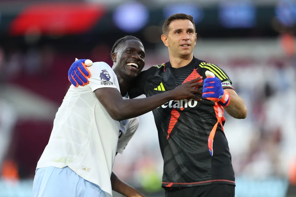 Amadou Onana, fichaje de Aston Villa, junto al Dibu Martínez