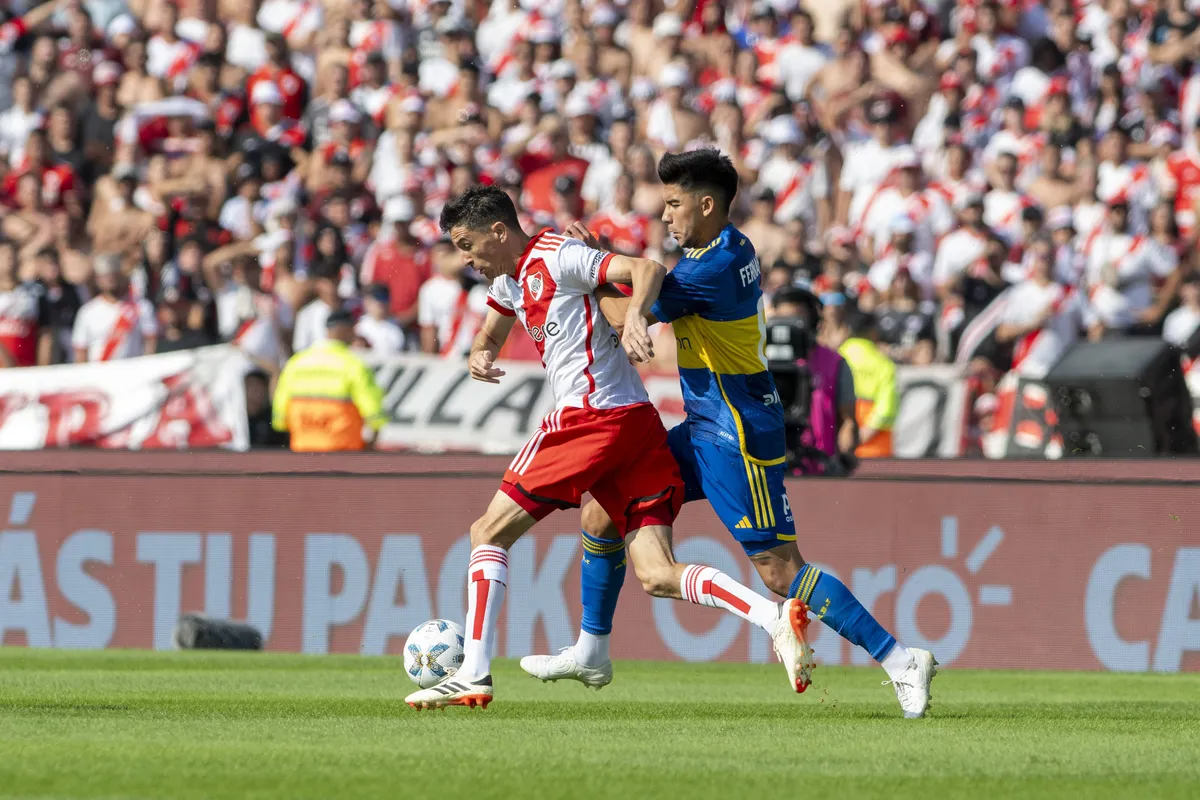 April 21, 2024, Cordoba, Argentina: Ignacio Fernandez of River Plate controls the ball against Pol Fernandez of Boca Jun