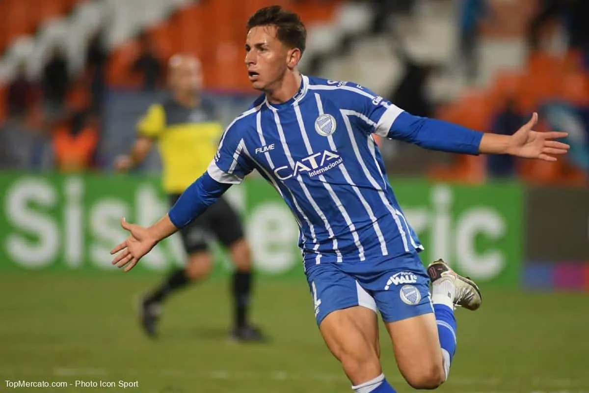 Tadeo Allende festejando un gol con la camiseta de Godoy Cruz