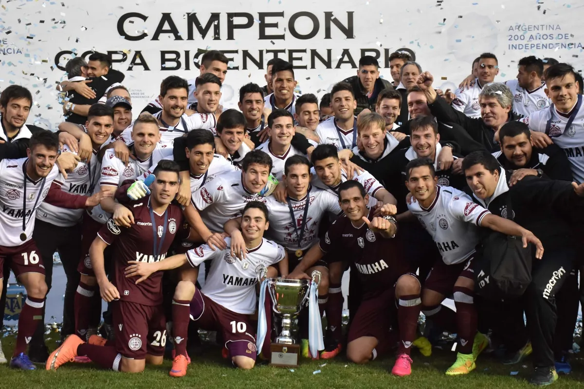 Lanús festeja el título de la Copa Bicentenario 2016 ante Racing Club