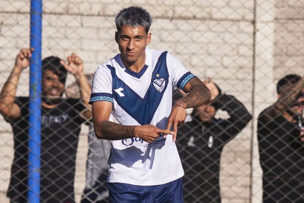 Maher Carrizo festejando un gol en la reserva de Vélez